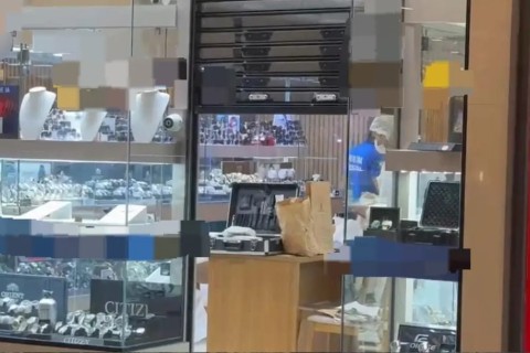 PREJUÍZO GO: Criminosos furtam R$ 400 mil de joalheria em shopping após passarem noite dentro de forro de loja Polícia faz buscas por suspeitos. Crime foi praticado durante madrugada Ir direto pra matéria Pedro Moura Por Pedro Moura - Goiânia, GO Publicado em: 20/07/2026 8:17 Polícia fazendo perícia na joalheria - (Foto: reprodução/PM) Polícia faze